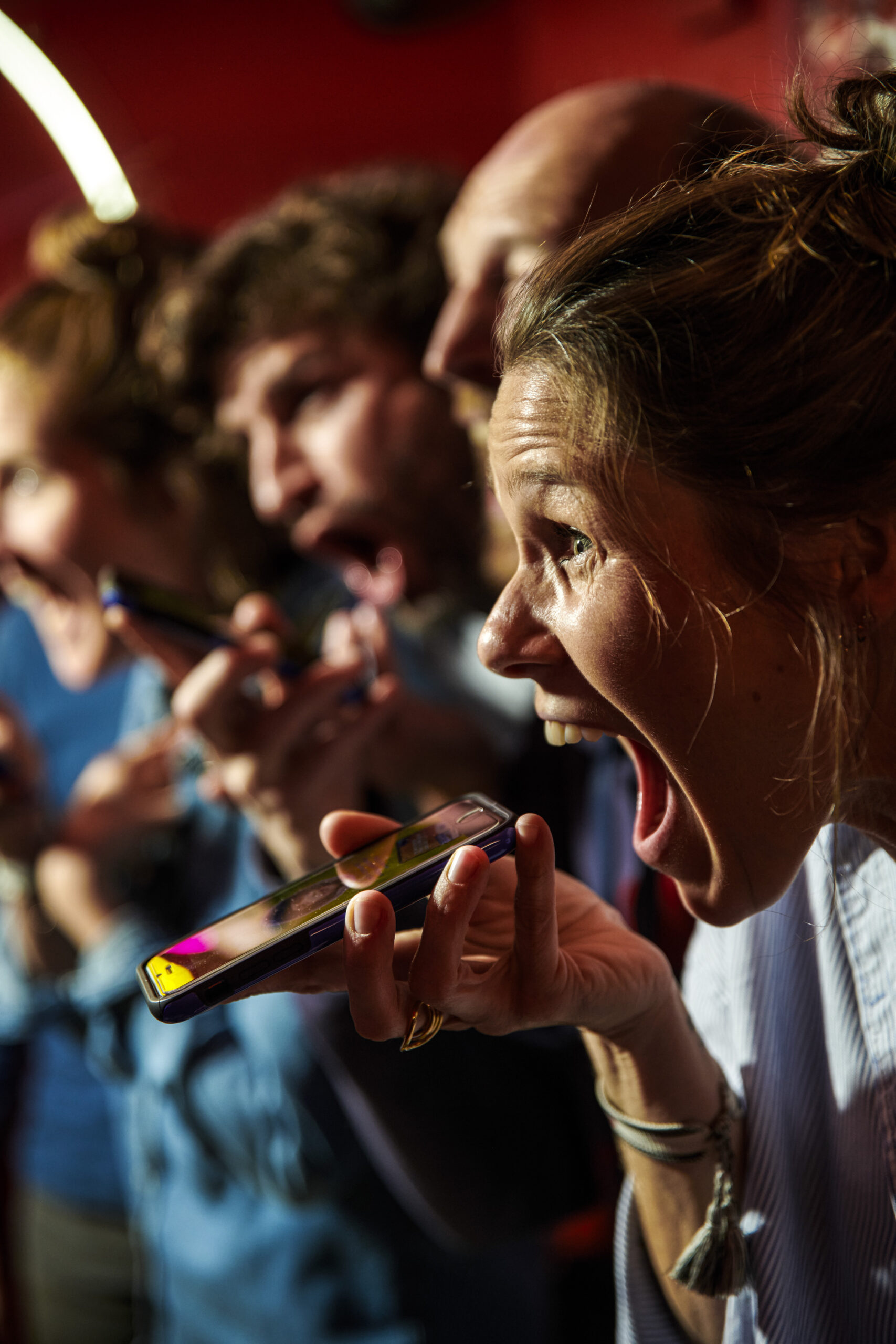 Personnes criant dans des téléphones portables pris en main.