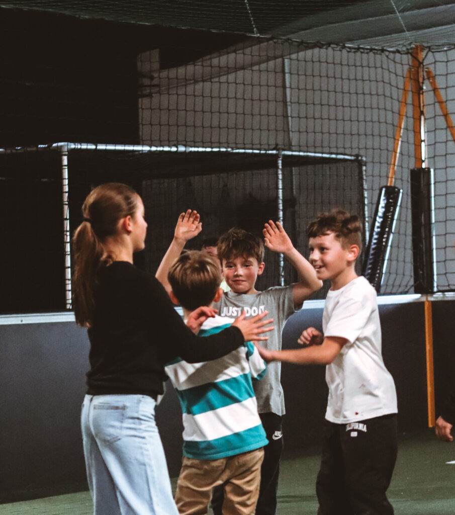 Enfants jouant ensemble dans un gymnase.