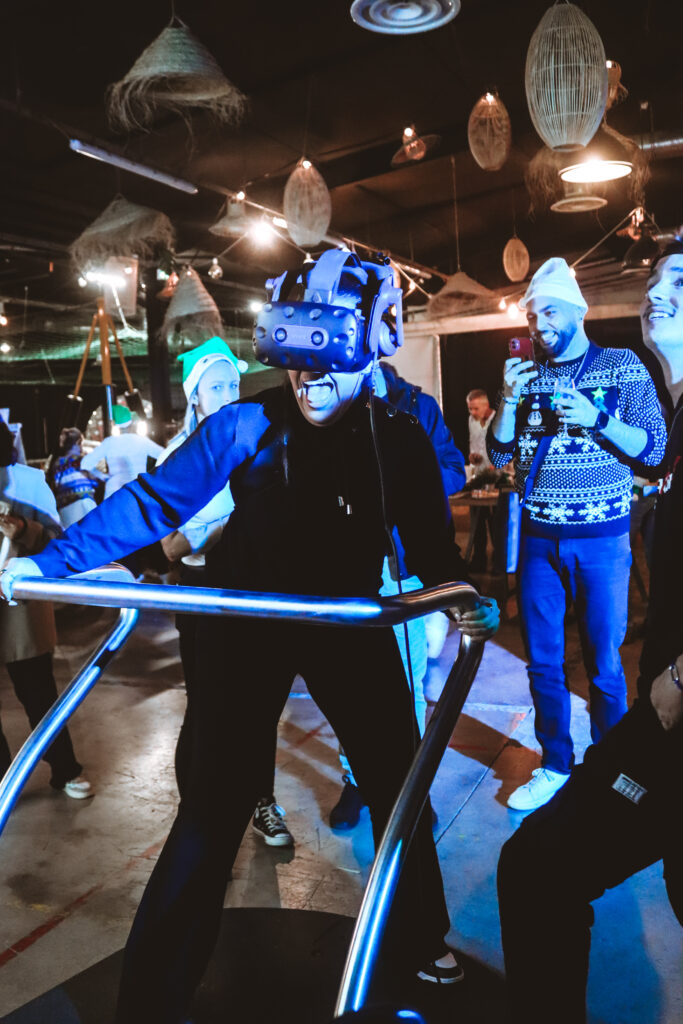 Personne utilisant un casque de réalité virtuelle en fête.