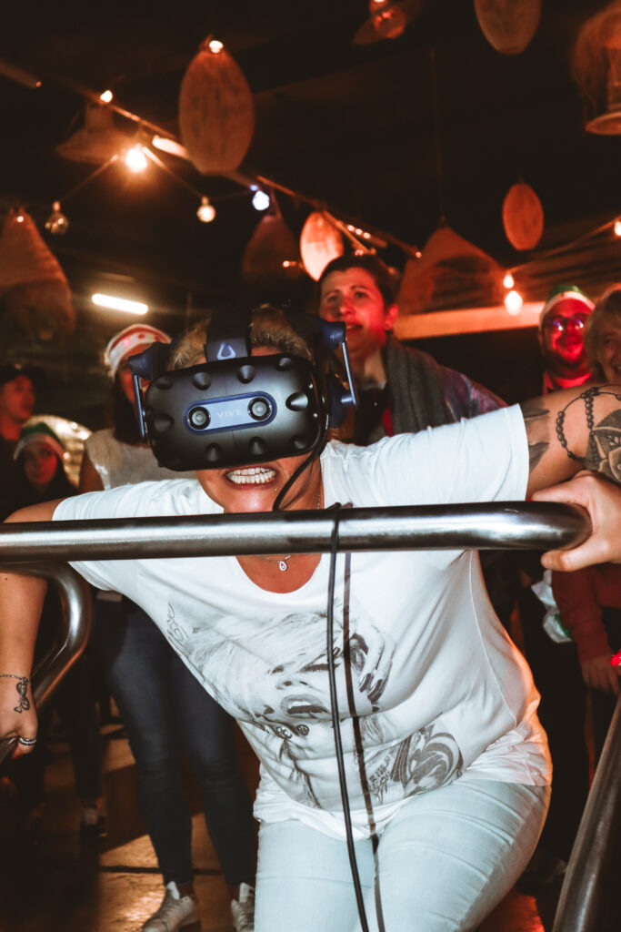 Personne jouant avec un casque de réalité virtuelle.