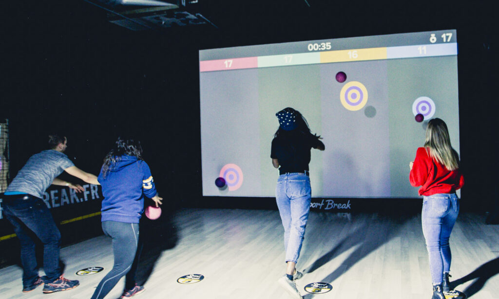 Personnes jouant à un jeu interactif sur un écran.