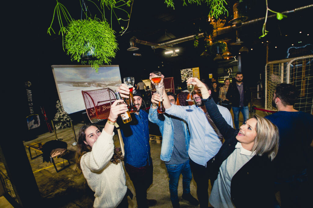 Groupe d'amis trinquant dans un bar festif.