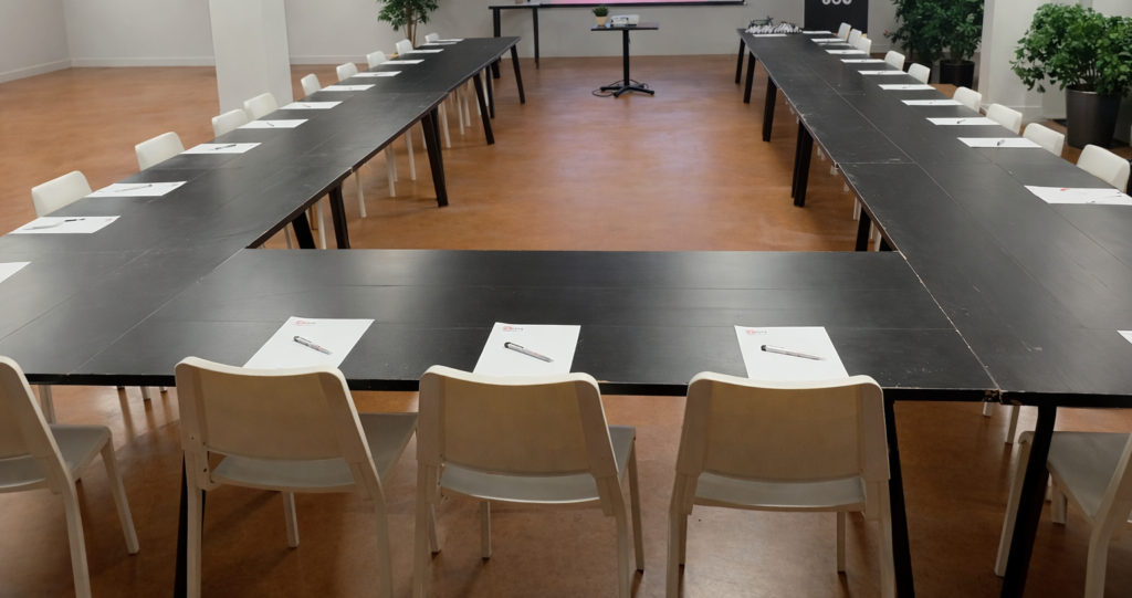 Salle de réunion prête pour une présentation.