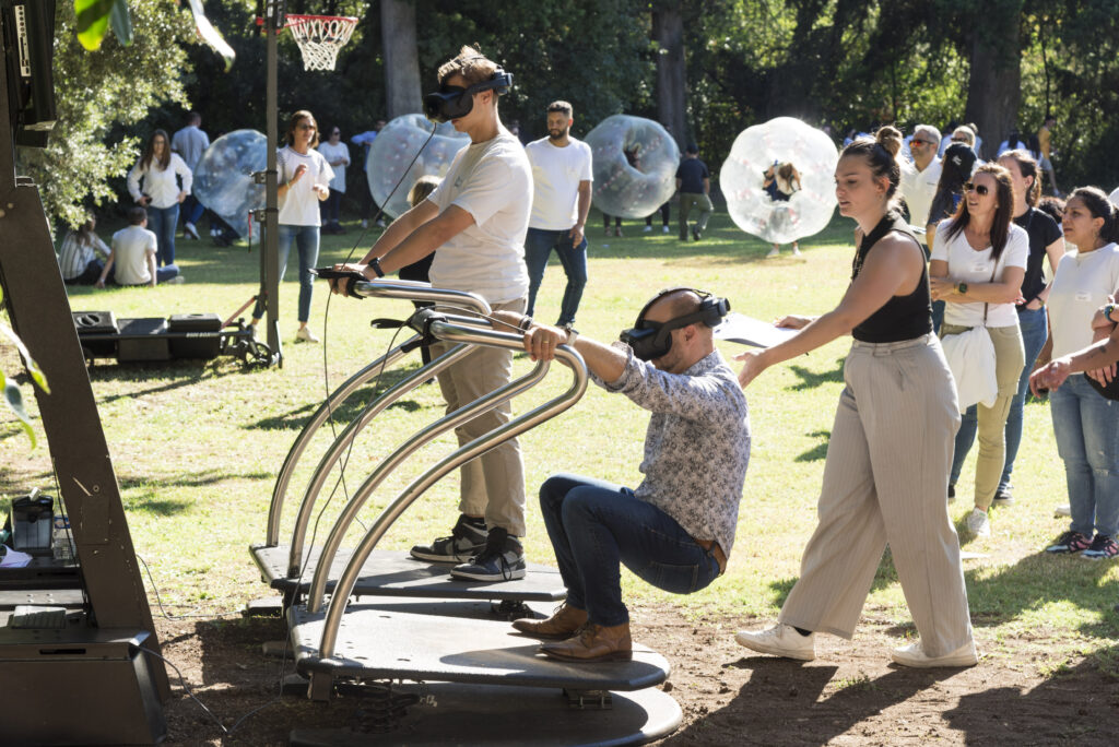 Activité réalité virtuelle en plein air, parc occupé.