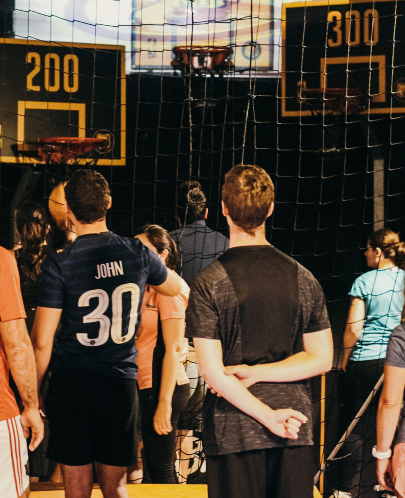 Groupe de personnes regardant un jeu de basketball.