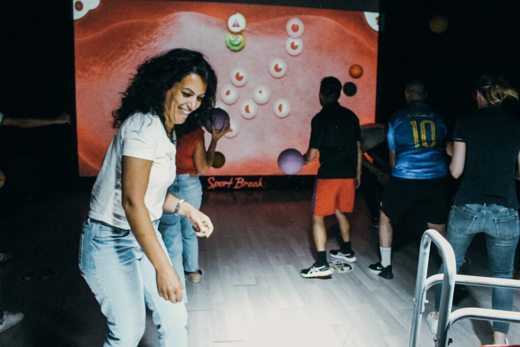 Personnes jouant au ballon dans un centre de loisirs.