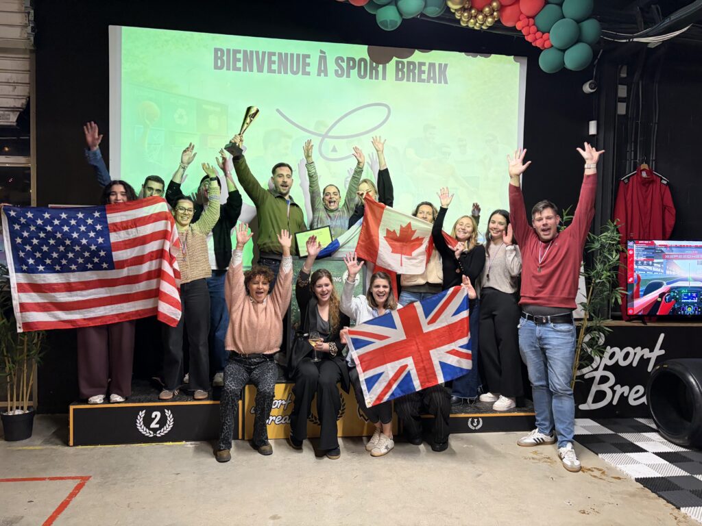 Équipe souriante avec drapeaux, célébrant à Sport Break.