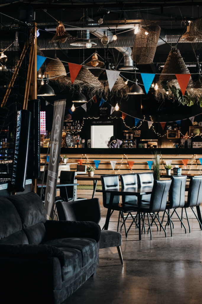 Intérieur de café avec décorations et mobilier moderne.