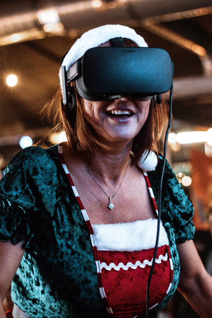 Femme déguisée testant un casque de réalité virtuelle.