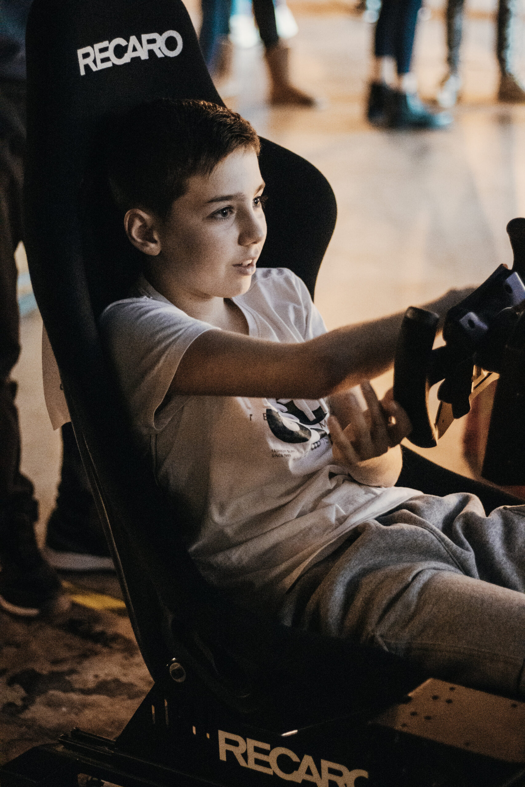 Enfant concentré sur un simulateur de course.