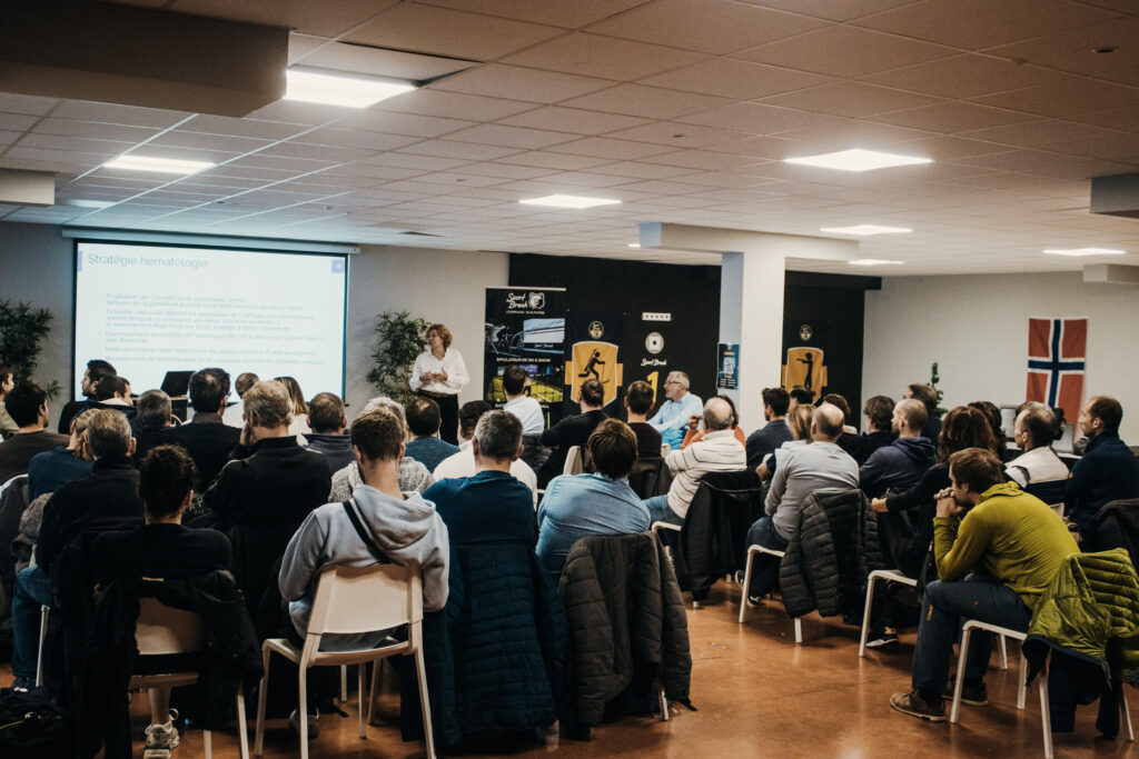 Conférence sur la stratégie hématologie avec public attentif.