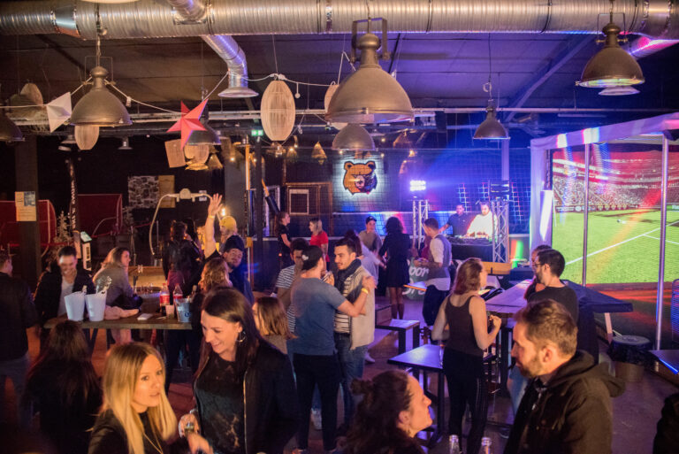 Soirée animée dans un club parisien avec DJ.