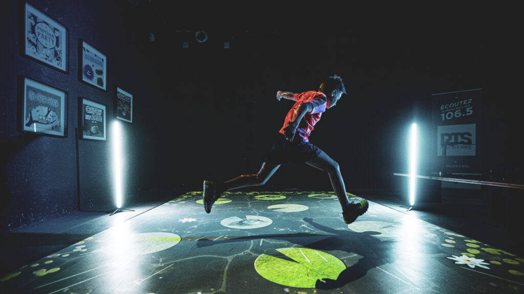 Personne sautant sur sol lumineux, cadre noir