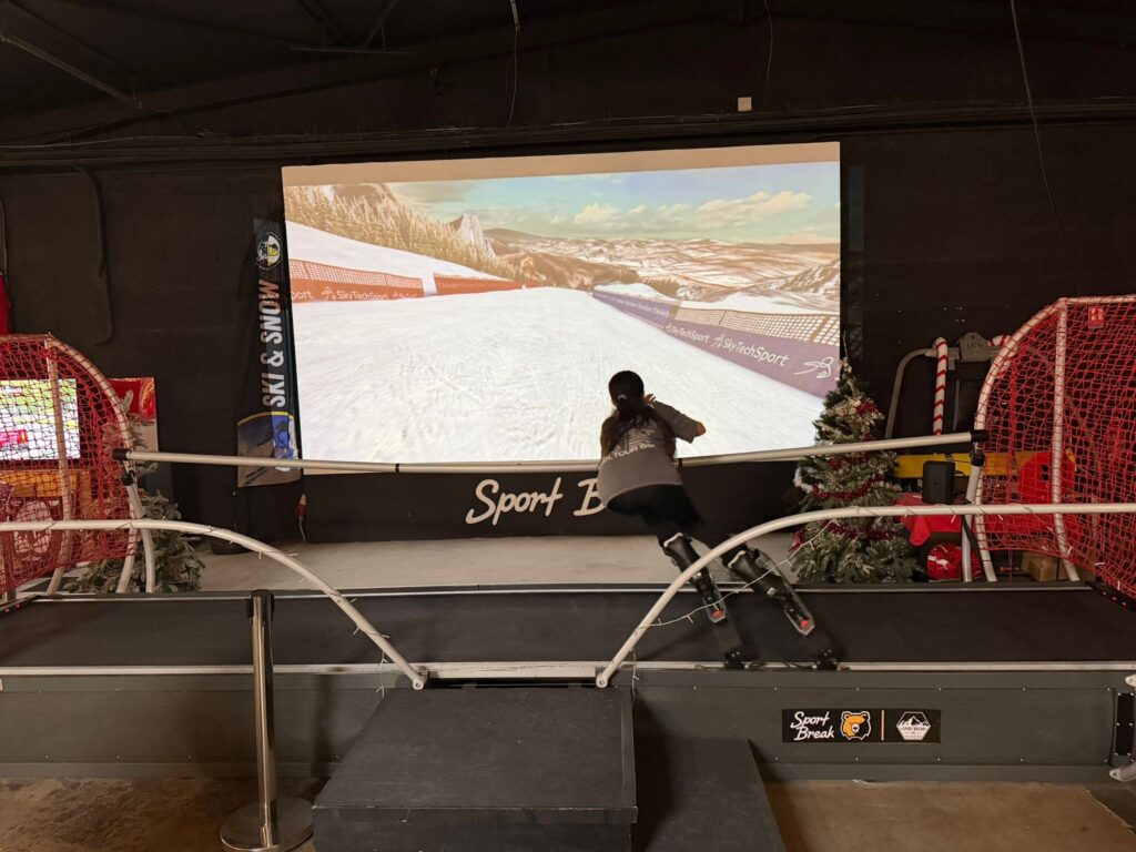 Personne s'entraîne au ski sur simulateur intérieur.