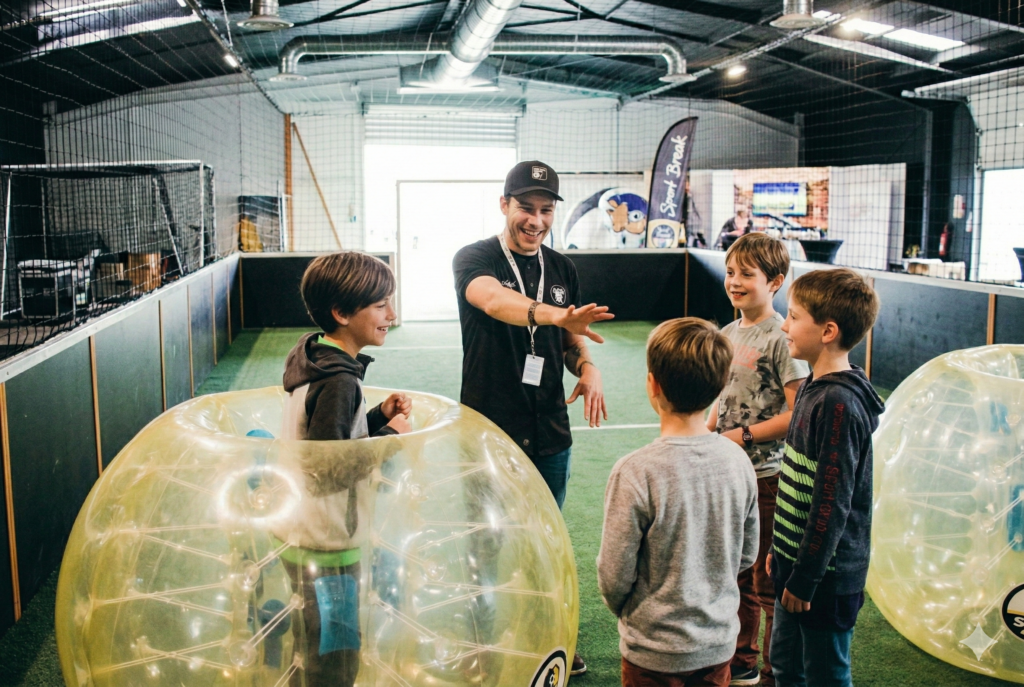 Groupe d'enfants jouant au bubble football