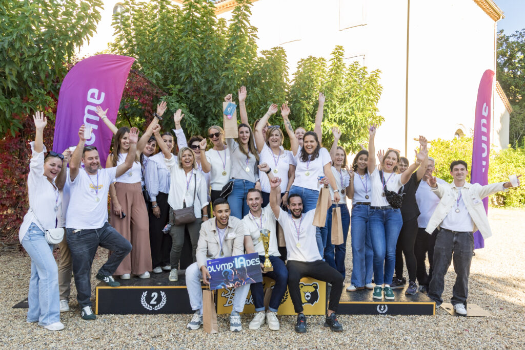 Groupe joyeux célébrant avec des médailles dehors.