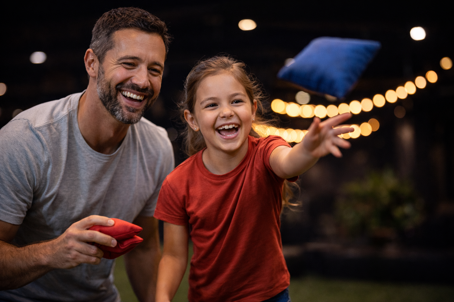 Père et fille jouant joyeusement ensemble.