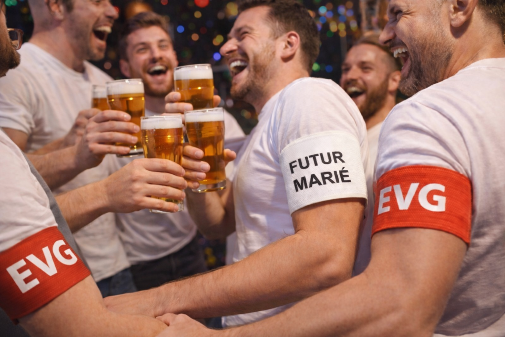 Groupe d'hommes fêtant avec des bières