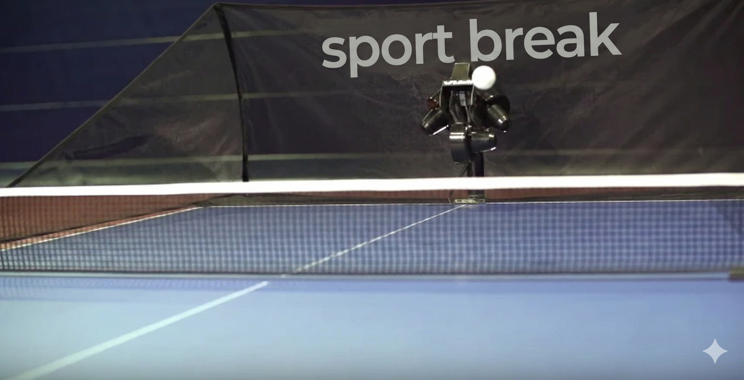 Robot joue au tennis de table