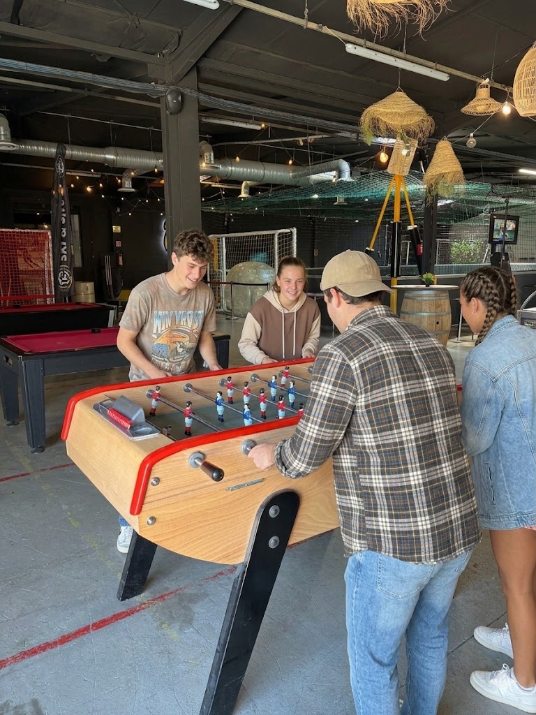 Partie de baby-foot à quatre.