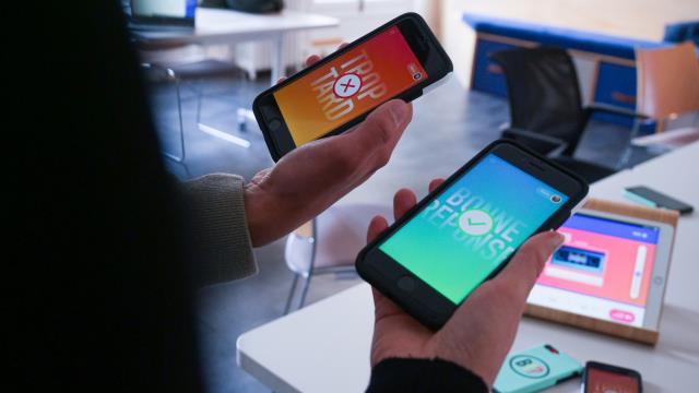 Personnes utilisant des applications mobiles interactives