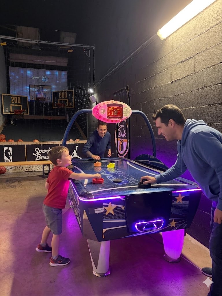 Partie de air hockey en famille joyeuse
