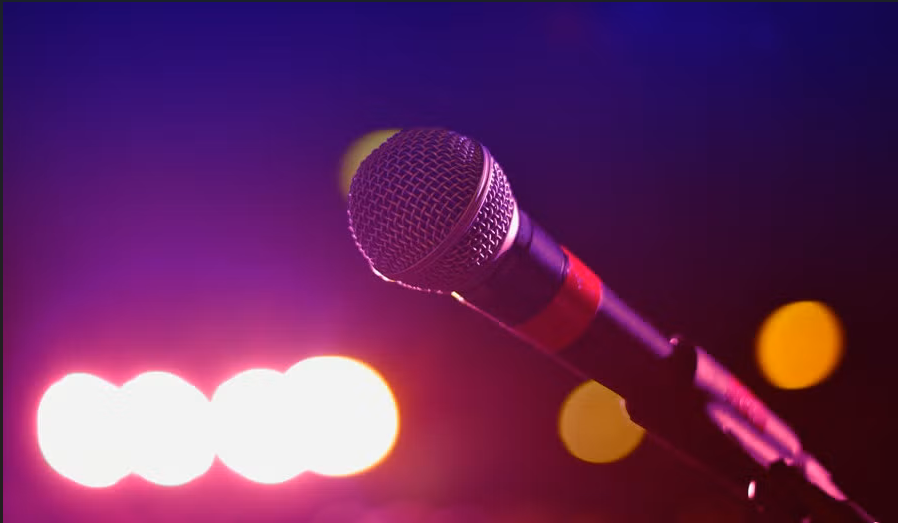 Microphone sur scène avec éclairage coloré