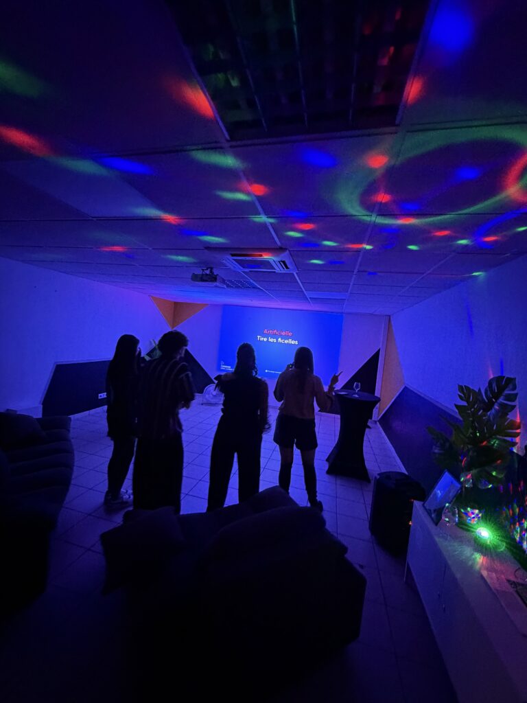 Groupe chantant au karaoké sous lumières colorées