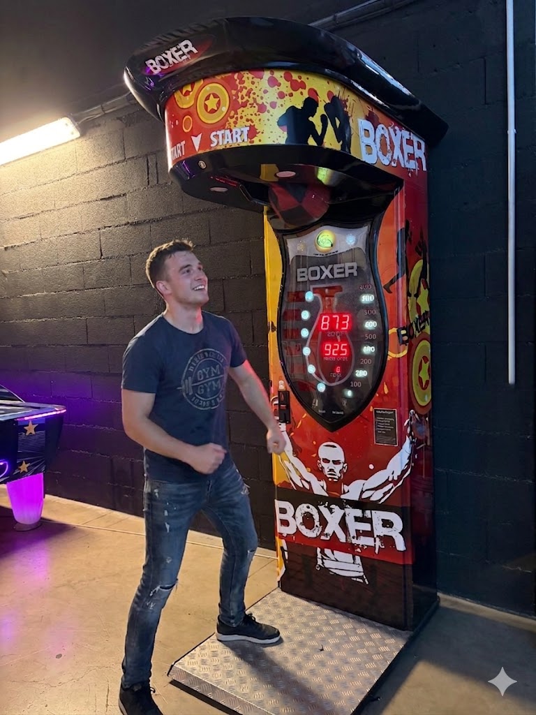 Homme devant une machine de boxe jeux