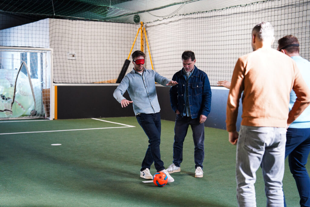 Hommes pratiquant le football en salle