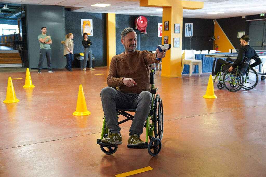 Homme en fauteuil roulant avec pistolet laser