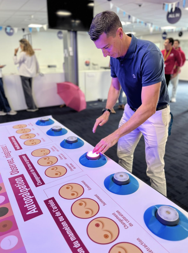 Homme interagissant avec un jeu éducatif.