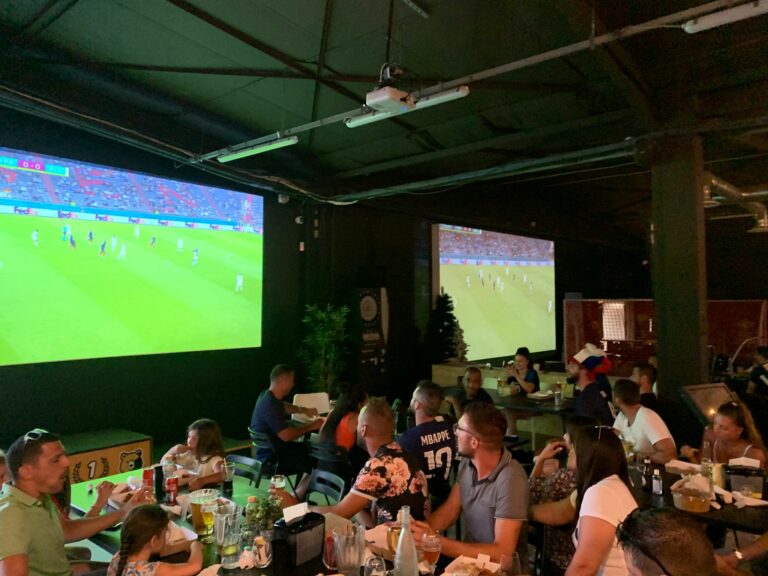 Match de football diffusé dans un bar sportif