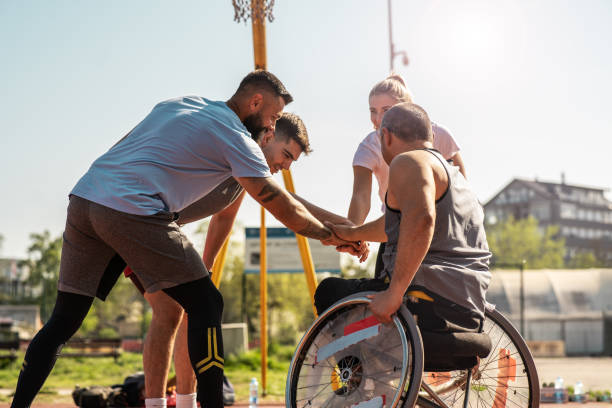 Équipe de basketball en fauteuil roulant s'encourageant
